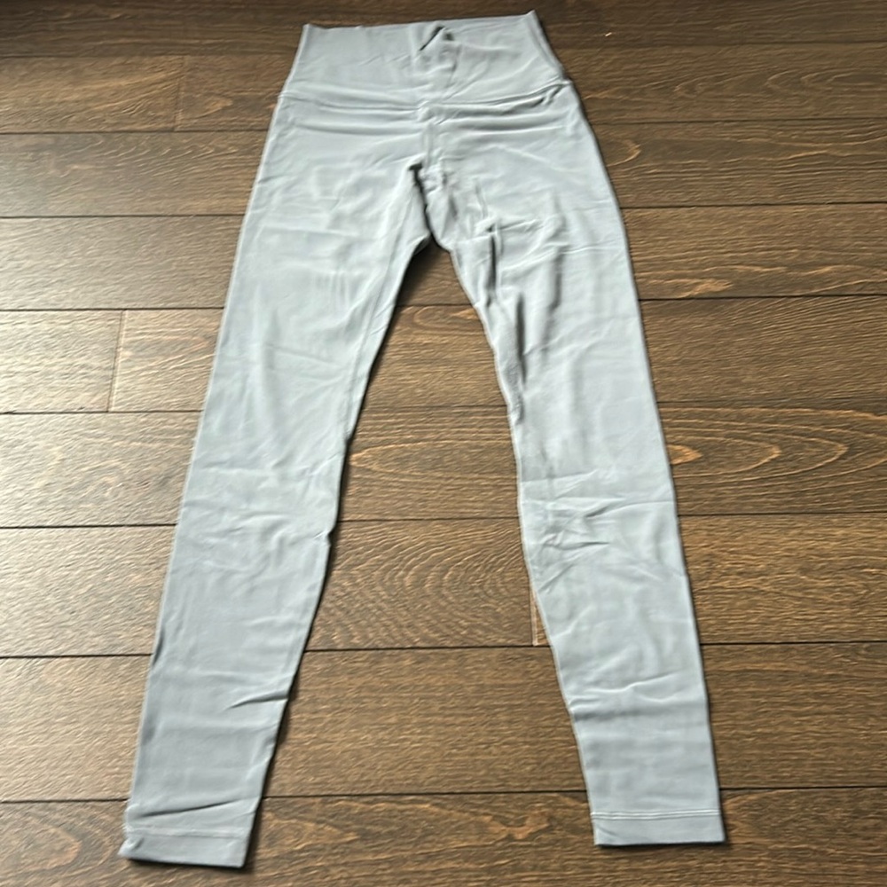 Women’s light grey lululemon legging